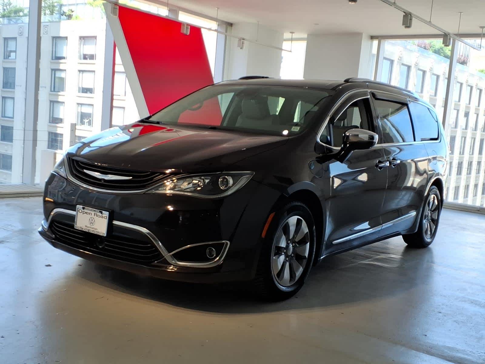 2018 Chrysler Pacifica Hybrid Limited's photo