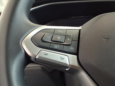 2025 Volkswagen Taos SE Black 4MOTION