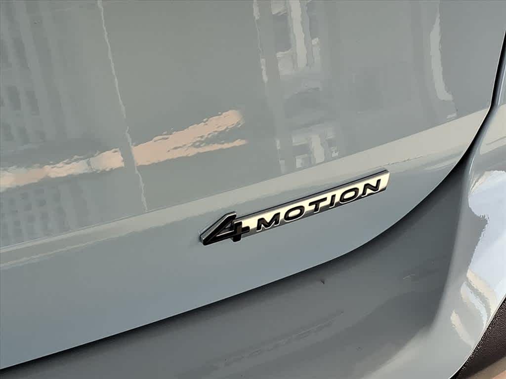 2025 Volkswagen Taos SE Black 4MOTION