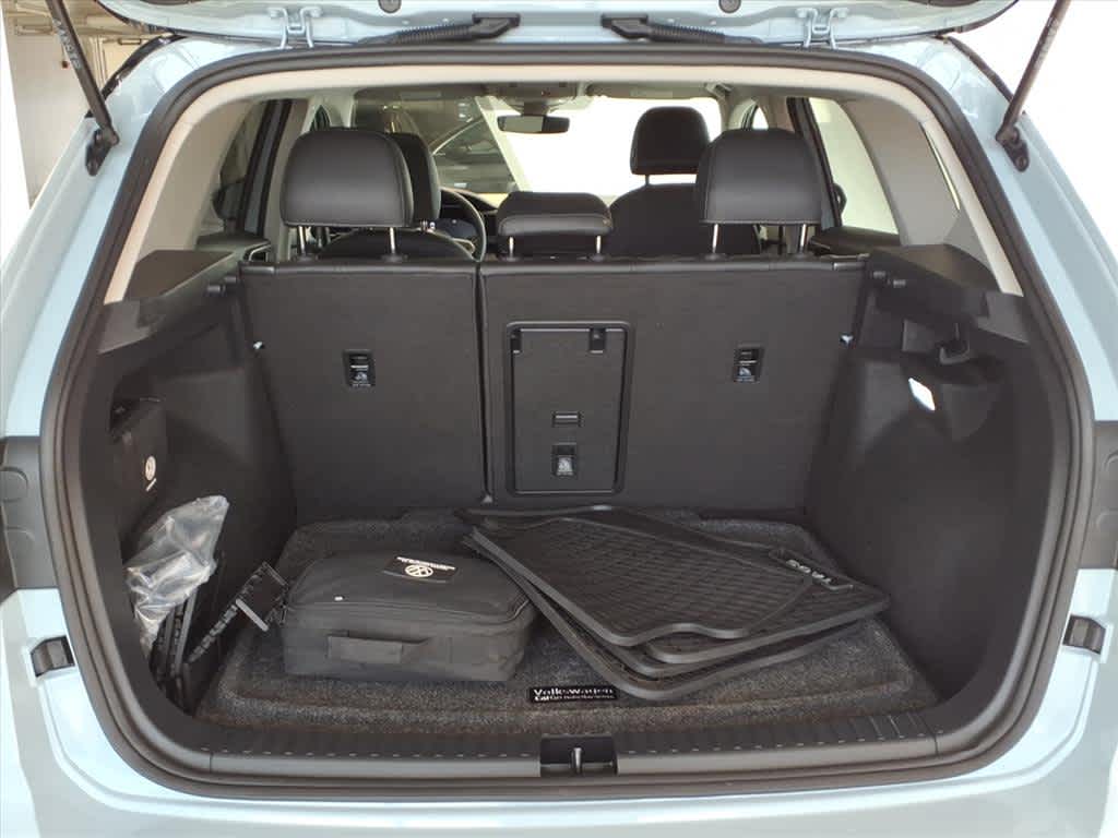 2025 Volkswagen Taos SE Black 4MOTION