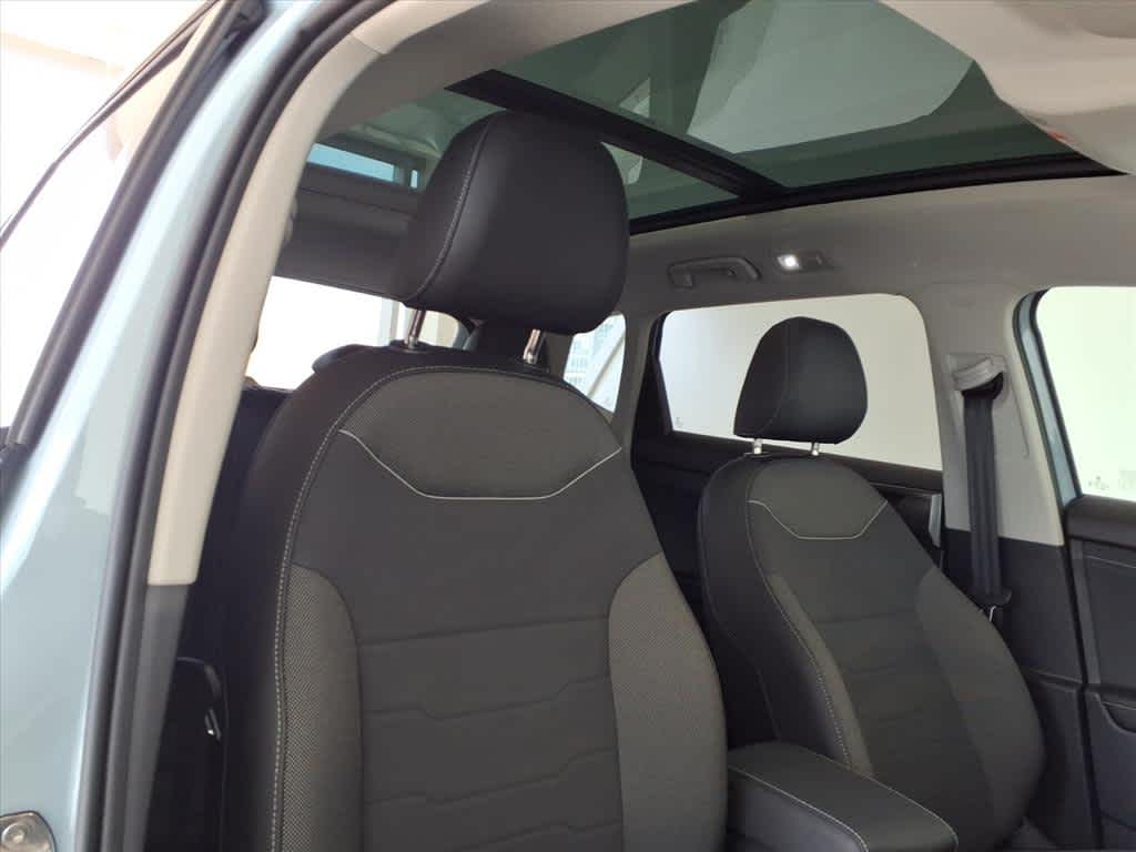 2025 Volkswagen Taos SE Black 4MOTION