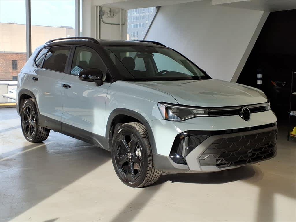 2025 Volkswagen Taos SE Black 4MOTION