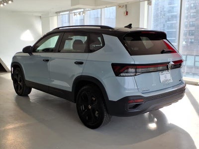 2025 Volkswagen Taos SE Black 4MOTION