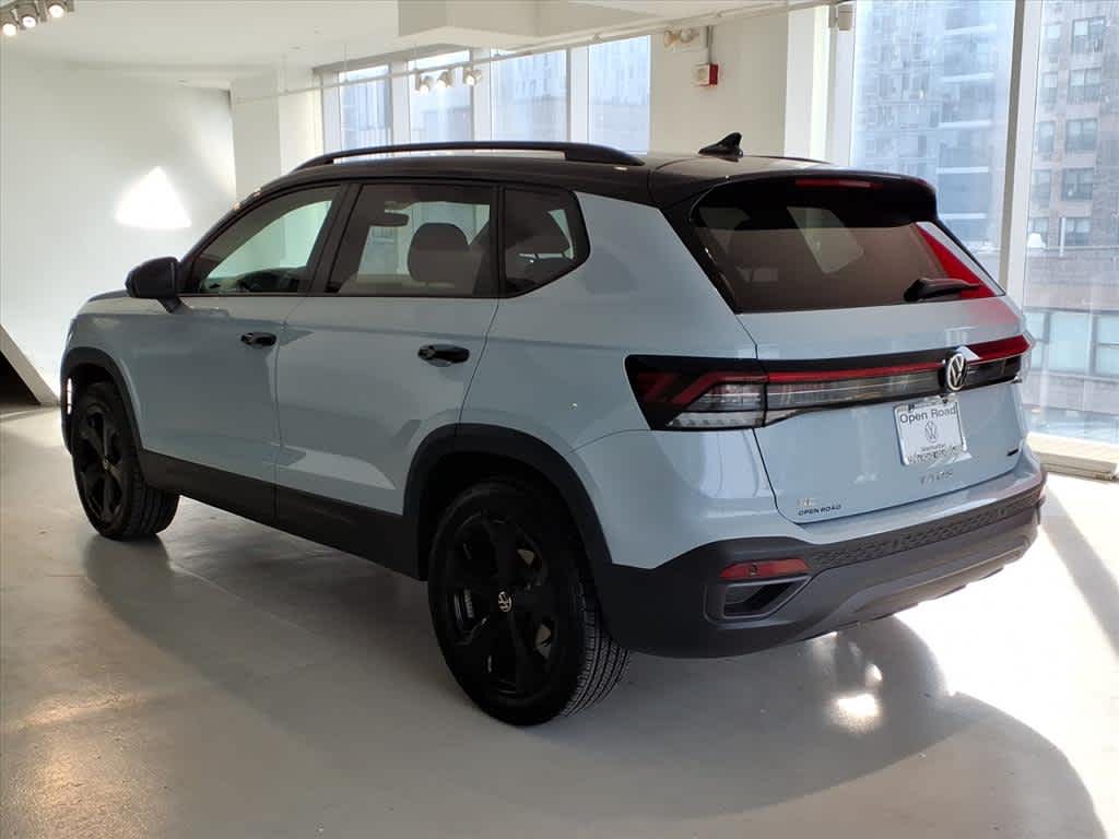 2025 Volkswagen Taos SE Black 4MOTION