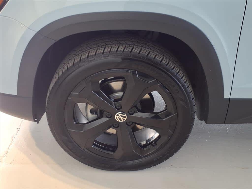 2025 Volkswagen Taos SE Black 4MOTION