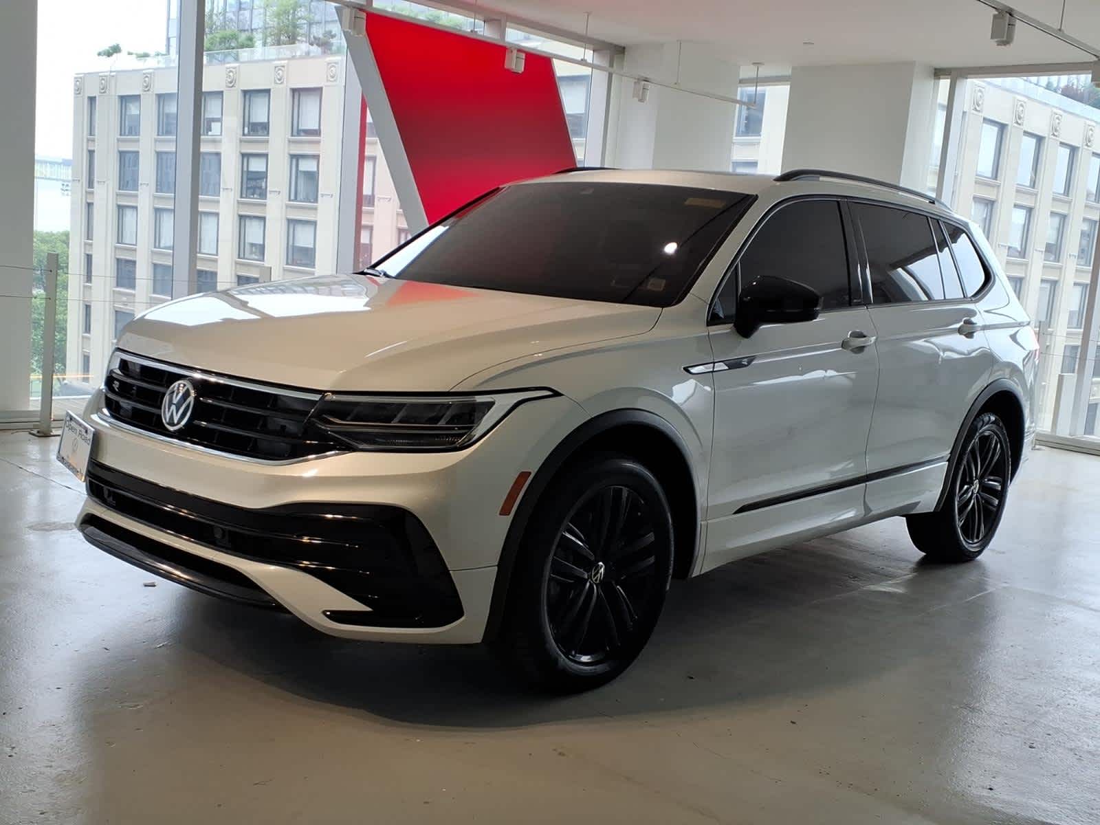 2022 Volkswagen Tiguan 2.0T SE R-Line Black 4Motion's photo