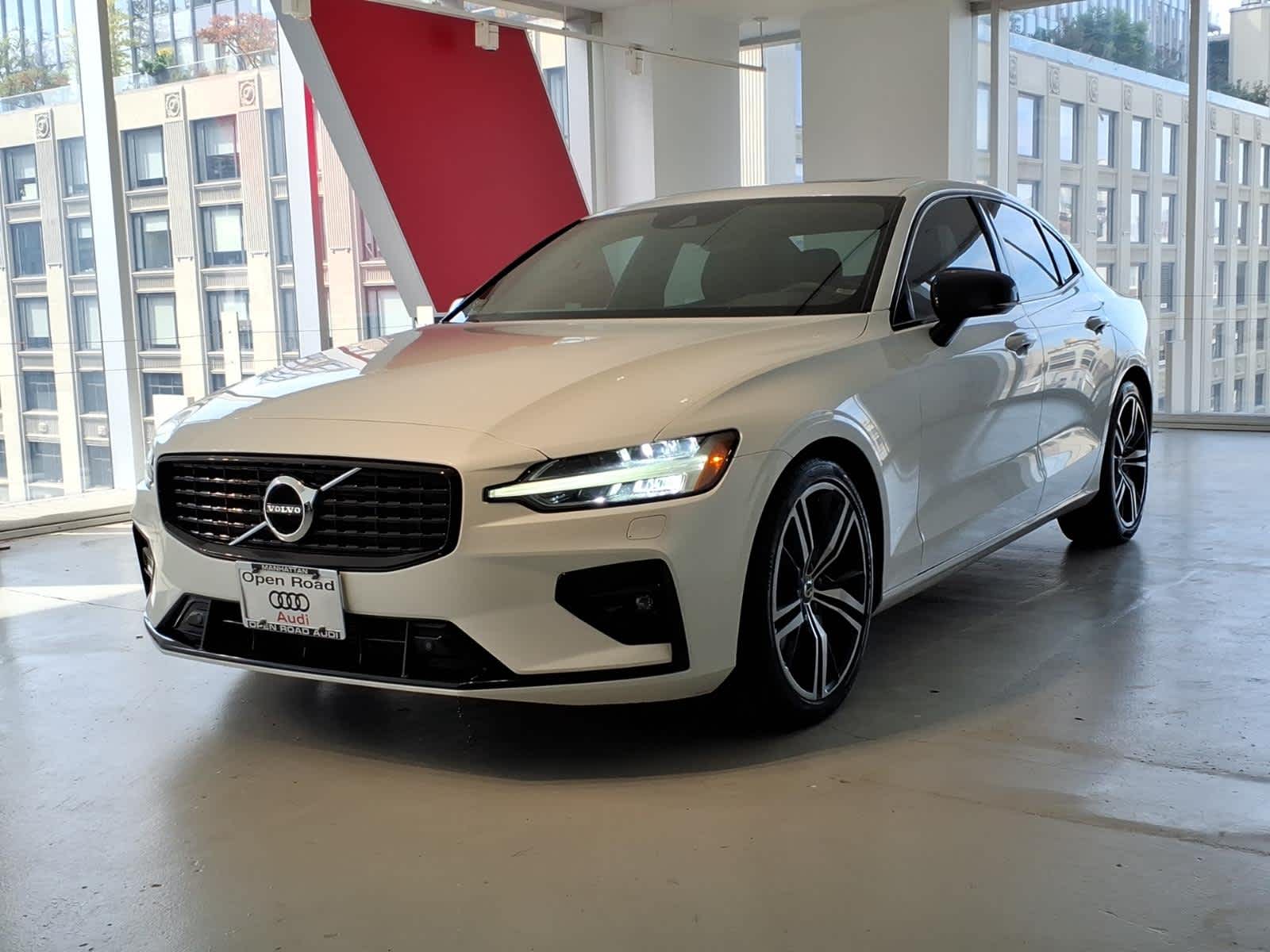 2022 Volvo S60 B5 AWD R-Design
