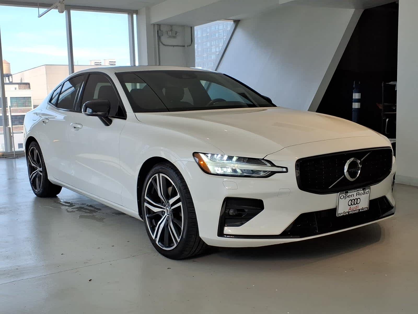 2022 Volvo S60 B5 AWD R-Design